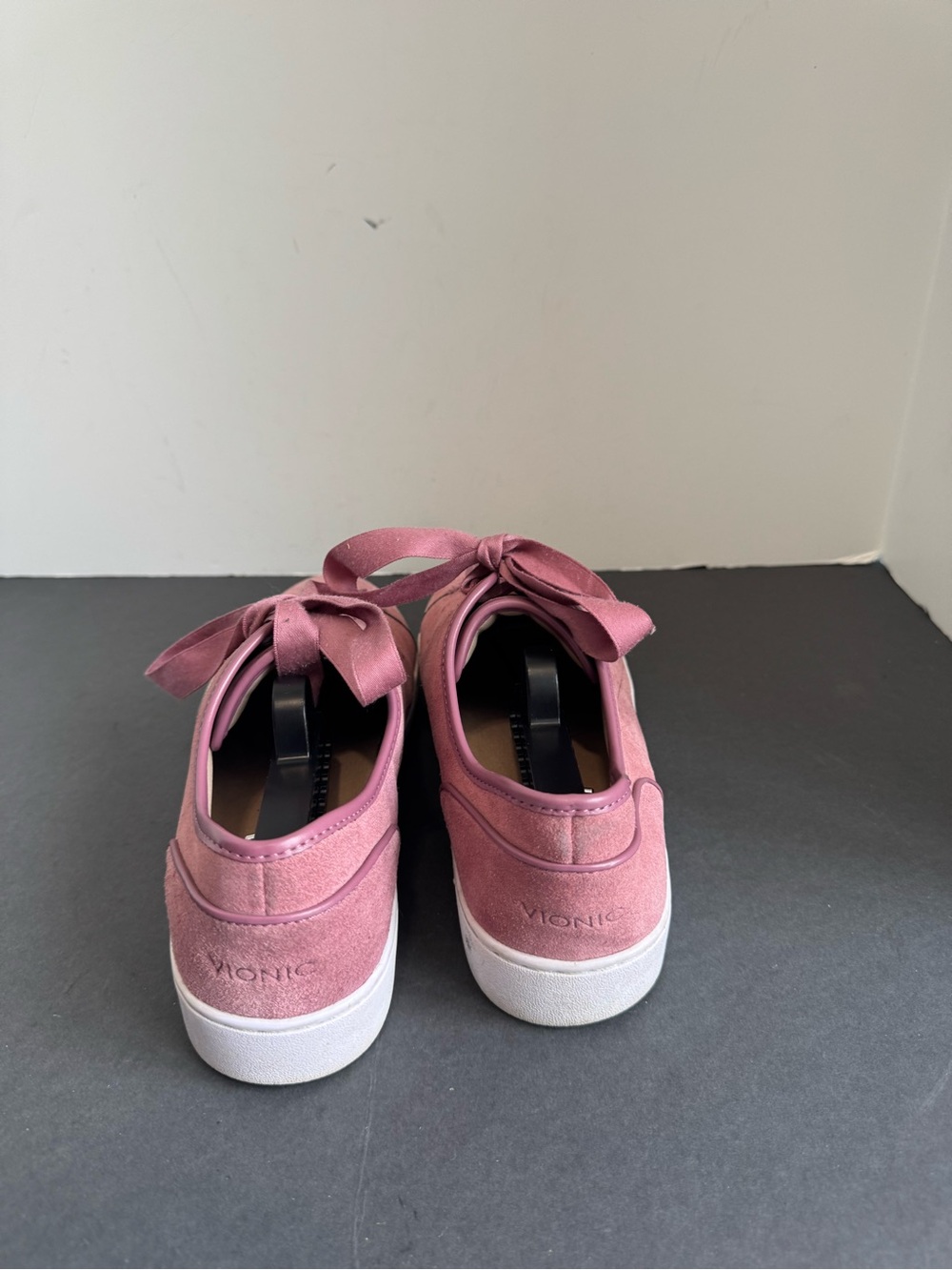 Vionic Keke mauve/lavender suede wide satin laces sneakers. Size 9.5 - Picture 9 of 14